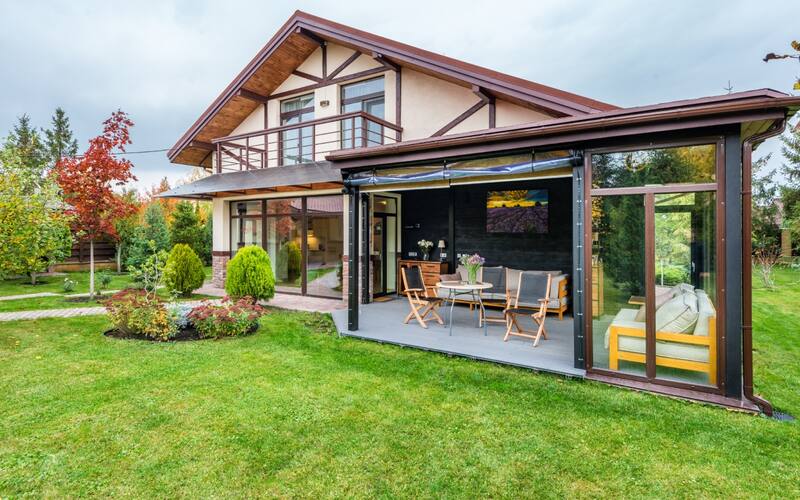 Si tu césped luce sin vida, amarillento o irregular, puedes sobresembrar.