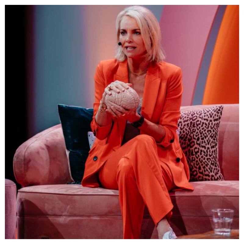 La ex Miss Universo Holanda 2008 dicta numerosas charlas sobre las potencialidades del cerebro humano y es muy seguida y respetada en su país.