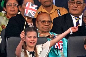 Charlotte se roba todas las miradas en el concierto de coronación al cantar junto a Katy Perry