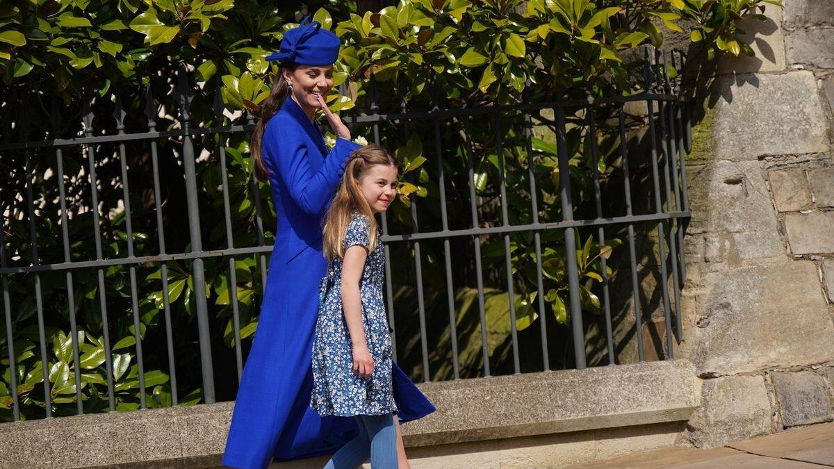 Charlotte y su madre tras la misa de Pascua de Resurrección en Windsor. - Créditos: Mirror