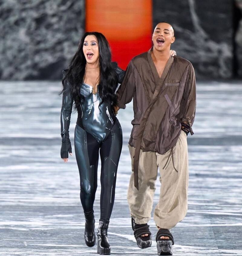 Cher aparece en el desfile del Festival Balmain - Créditos: Instagram