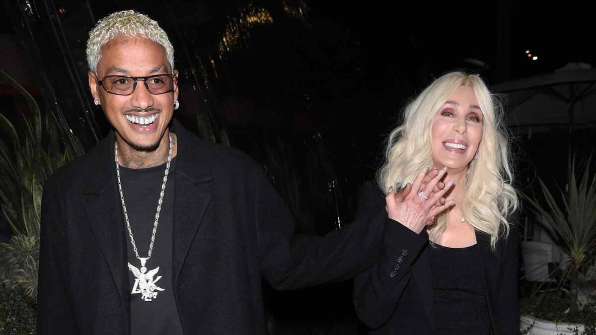 Cher planea eliminar a sus hijos de la herencia para dejarle todo a su novio de 37 años