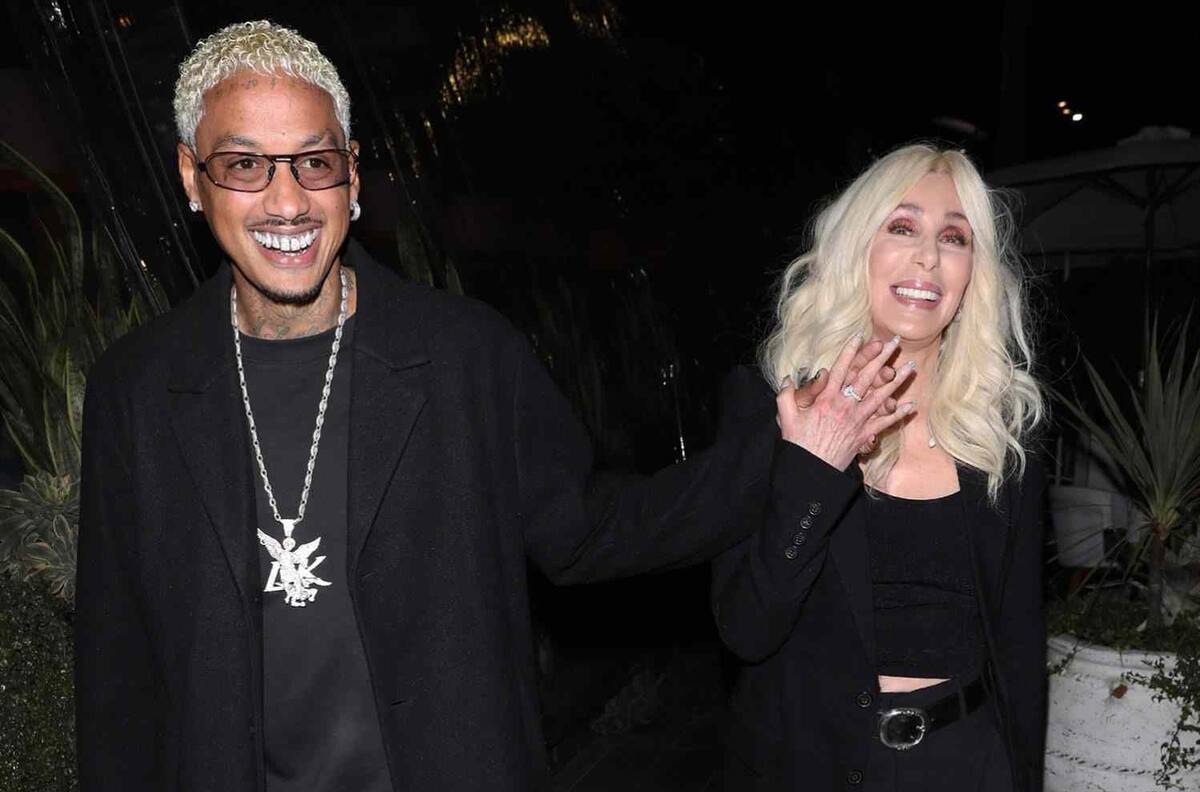 Cher planea eliminar a sus hijos de la herencia para dejarle todo a su novio de 37 años