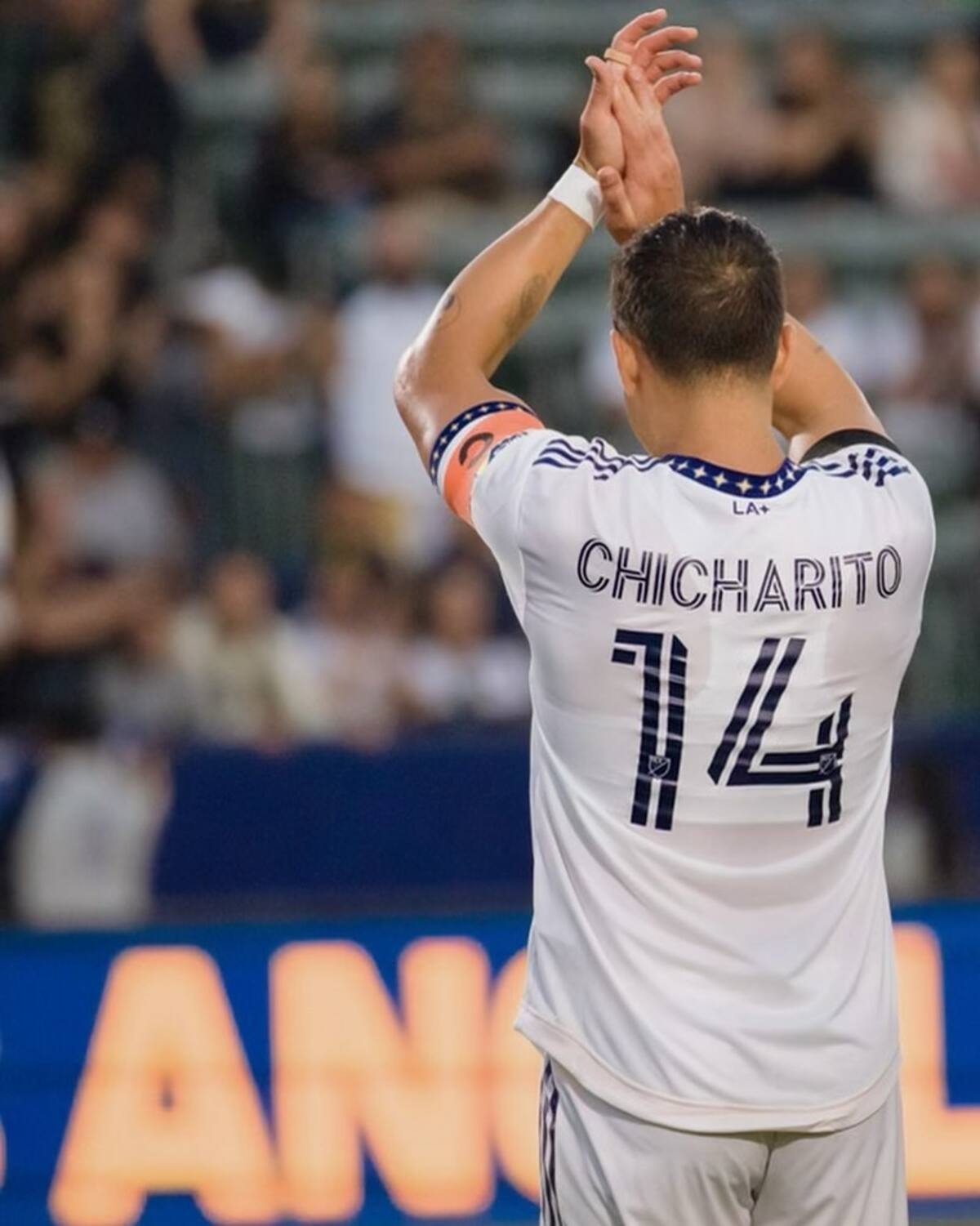 "Chicharito" Hernández en la polémica por ignorar a un niño - Créditos: Instagram ch14_