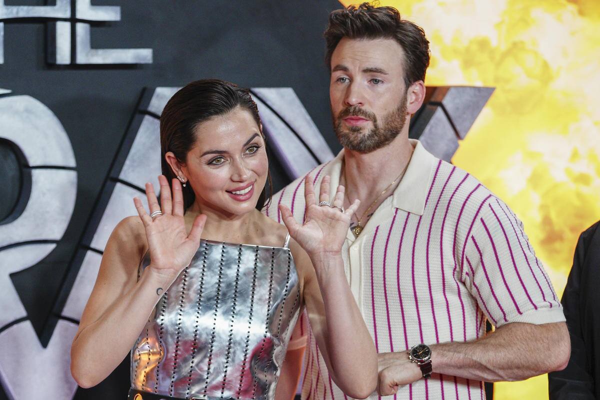 Chris Evans sorprende a sus fans al responder una entrevista en español junto a Ana de Armas - Créditos: Instagram