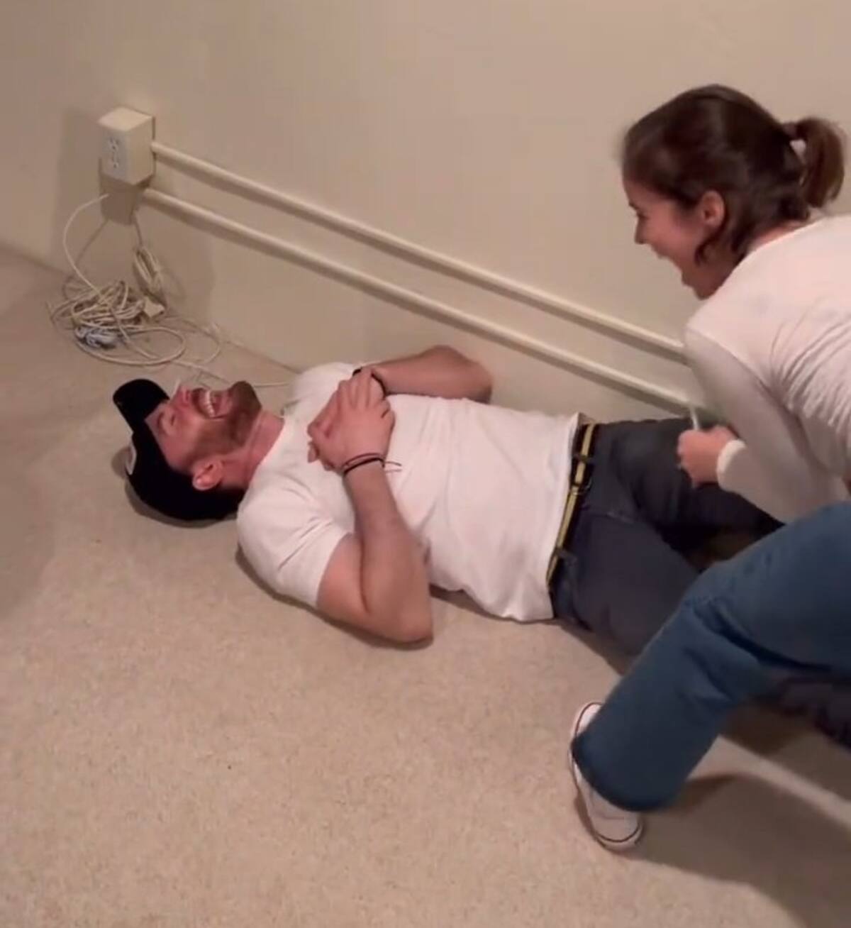 Chris Evans y Alba Baptista se mostraron muy anamorados - Créditos: Twitter