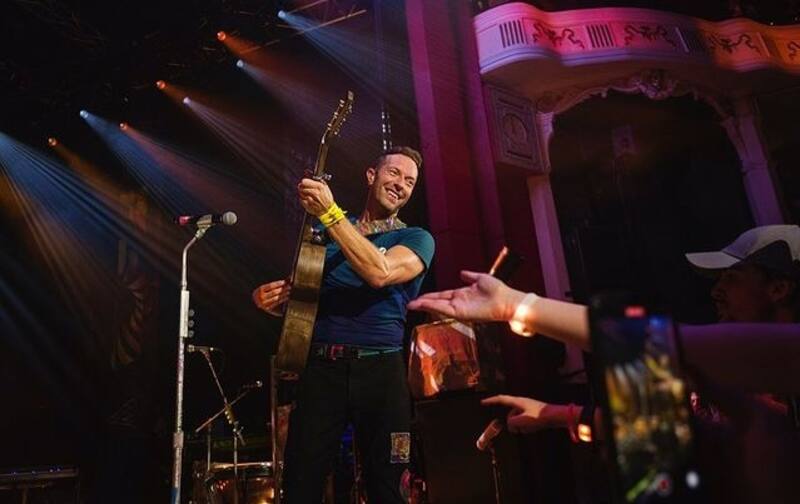 Chris Martin dedica 'My Universe' a Dakota Johnson en vivo - Créditos: Instagram: @coldplay