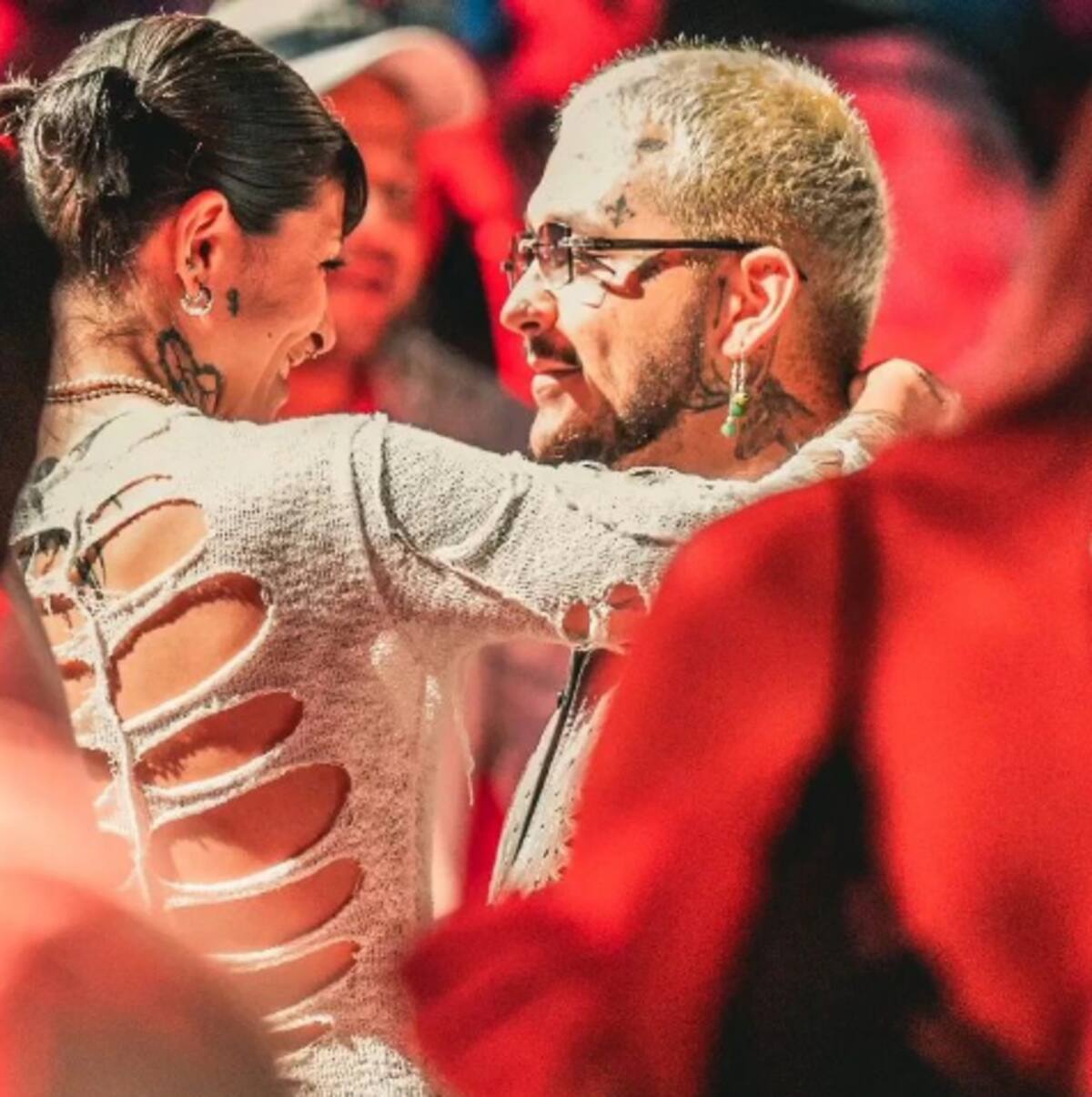 Christian Nodal asistió a un evento con su novia Cazzu y sin tatuajes en el rostro - Créditos: Instagram