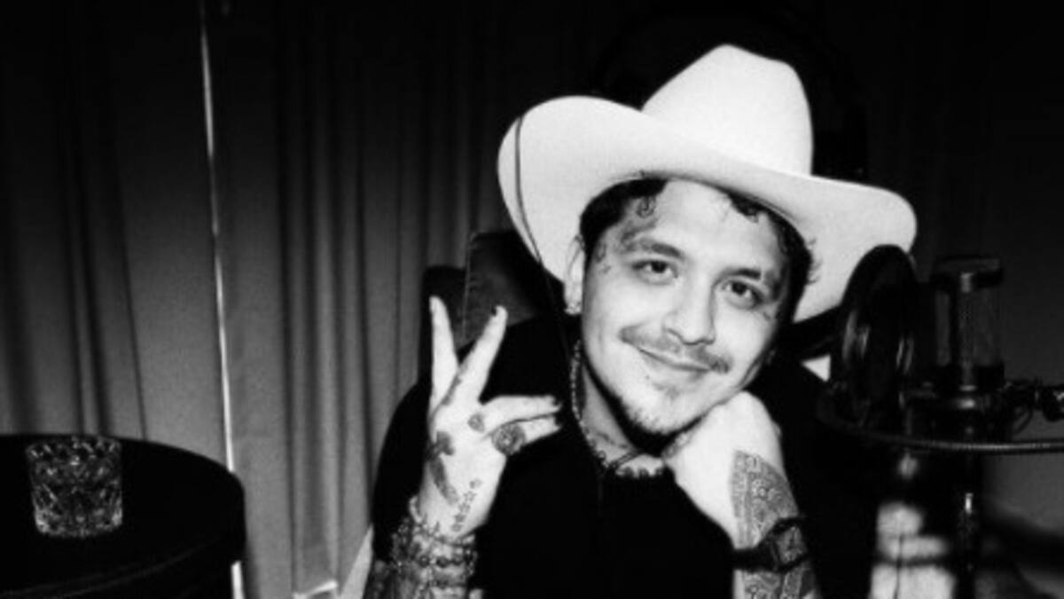 Christian Nodal se puso espléndido y regaló un carro a su profesor de primaria