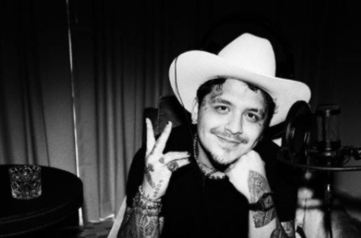 Christian Nodal se puso espléndido y regaló un carro a su profesor de primaria