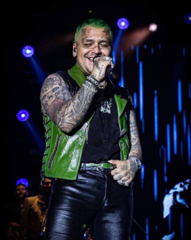 Christian Nodal es comparado con un conferencista - Créditos: TWITTER