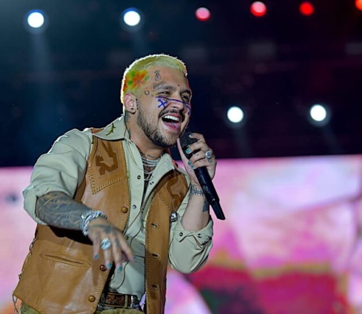 Christian Nodal le tira también a Belinda y a su mamá en la canción Girasol - Créditos: Instagram