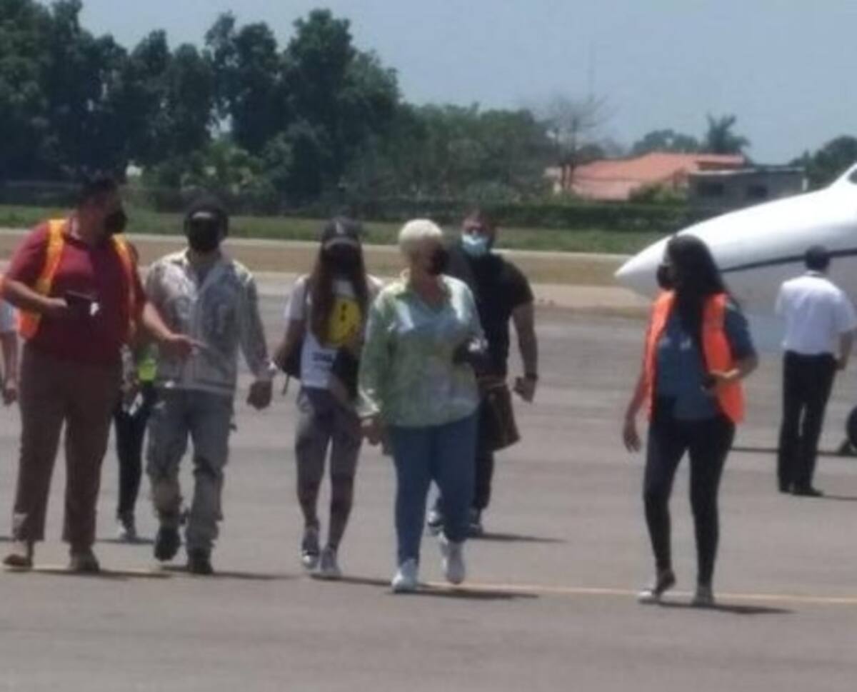 Christian Nodal llega muy bien acompañado a Honduras - Créditos: Diario La Prensa