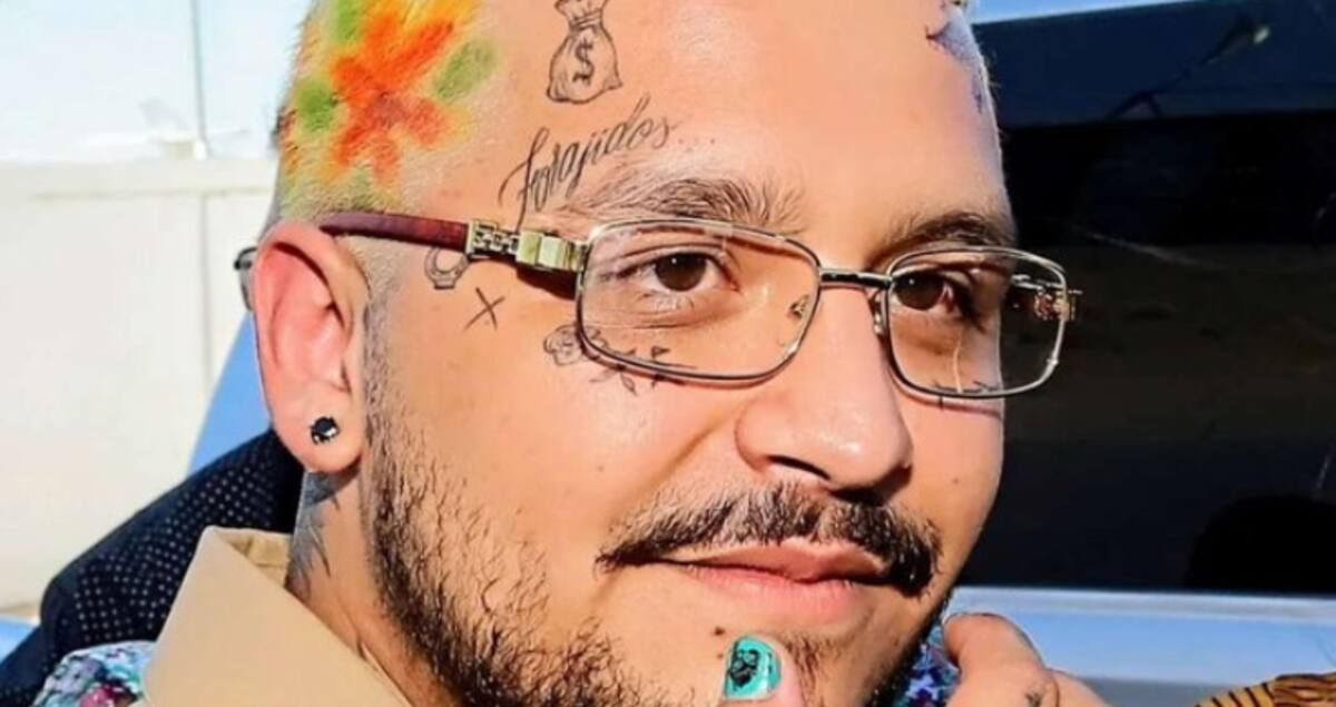 Christian Nodal lució sin tatuajes en colaboración con Romeo Santos - Créditos: TWITTER
