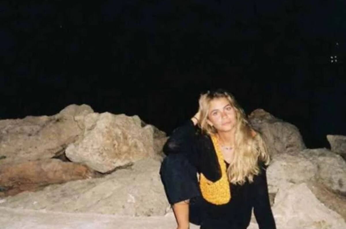 Clara Chía acude a partido de Gerard Piqué pero se entretiene viendo fotos de Shakira