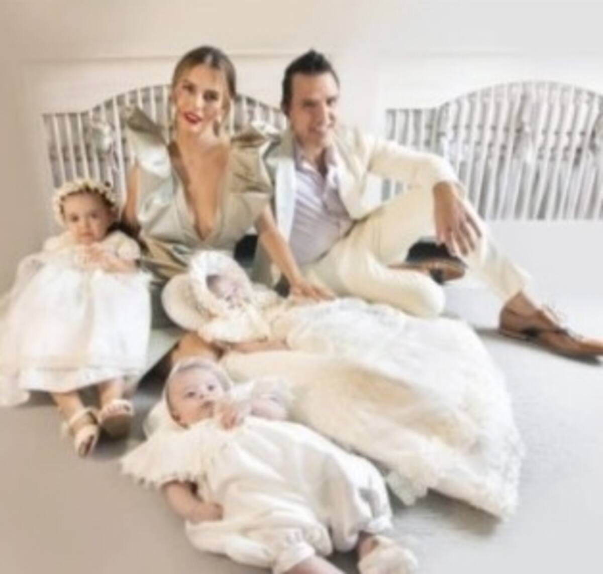 Claudia Álvarez y su esposo, bautizan a sus tres hijos - Créditos: Instagram