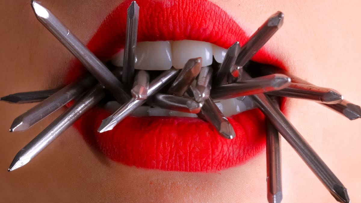 Advertencia dental: morderse las uñas podría arruinar tus dientes