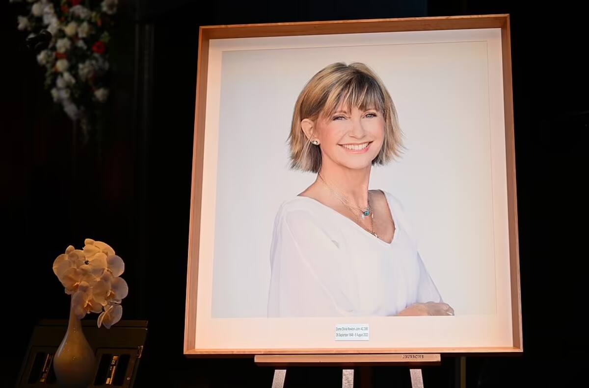Viudo de Olivia Newton-John rinde sensible tributo a su esposa en funeral de Estado en Australia