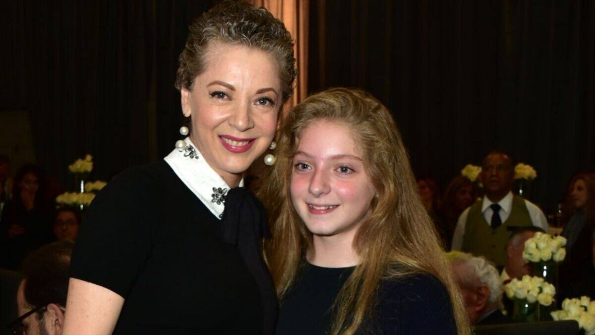 Constanza vuelve a aparece al lado de su papá y parecido con Edith González es muy evidente