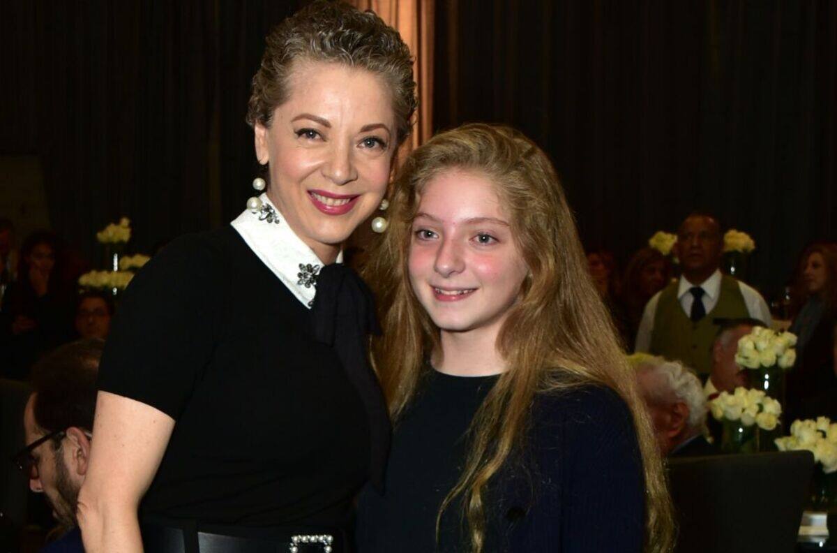 Constanza vuelve a aparece al lado de su papá y parecido con Edith González es muy evidente