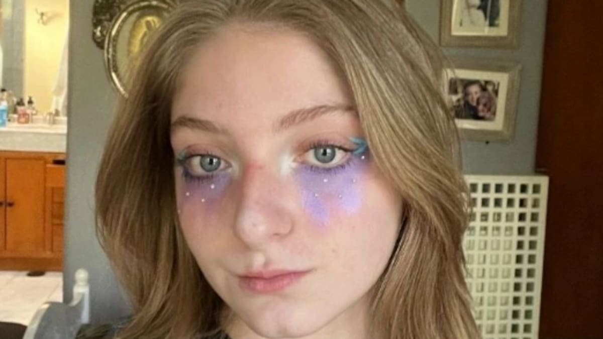 Constanza, hija de Edith González, debuta en evento social en solitario