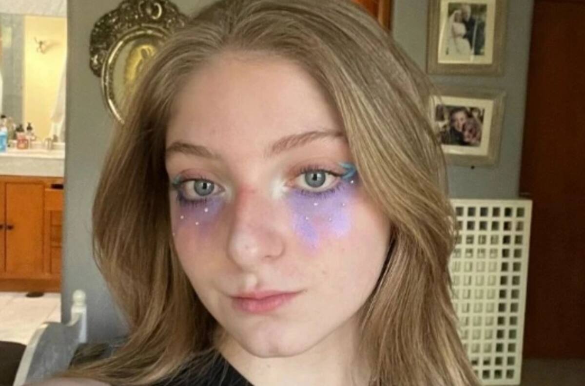 Constanza, hija de Edith González, debuta en evento social en solitario