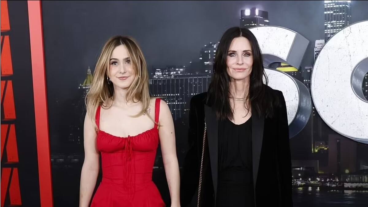 Hija adolescente de Courteney Cox le roba protagonismo a su mamá por su escotado vestido rojo