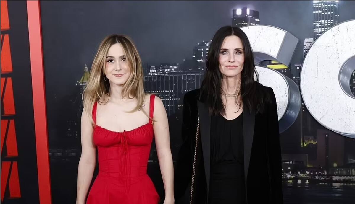 Courteney Cox y su hija posaron como las grandes por su paso por la alfombra roja de "Scream" VI - Créditos: Daily Mail