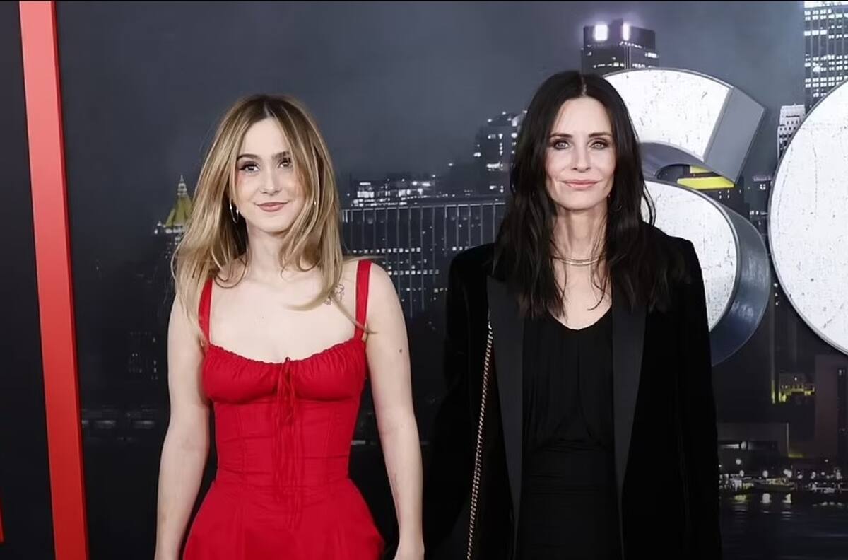 Hija adolescente de Courteney Cox le roba protagonismo a su mamá por su escotado vestido rojo