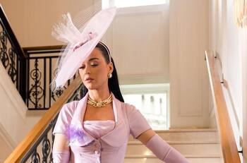 La hilarante respuesta de Katy Perry a su video viral en el que parece perdida en la coronación