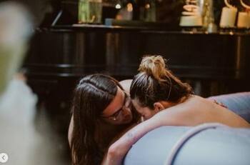 Hija de Demi Moore y Bruce Willis reveló imágenes inéditas dando a luz en su propia casa