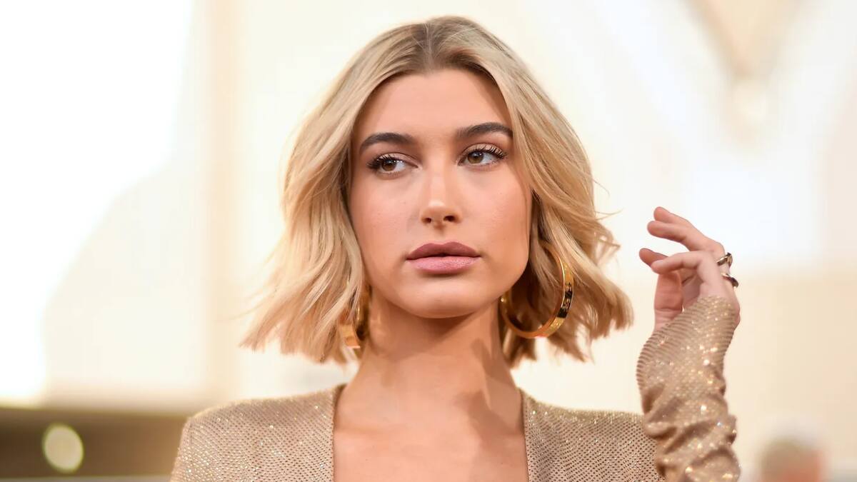 Hailey Bieber se centra en la Semana de la Moda parisina luego de enemistarse con Selena Gomez