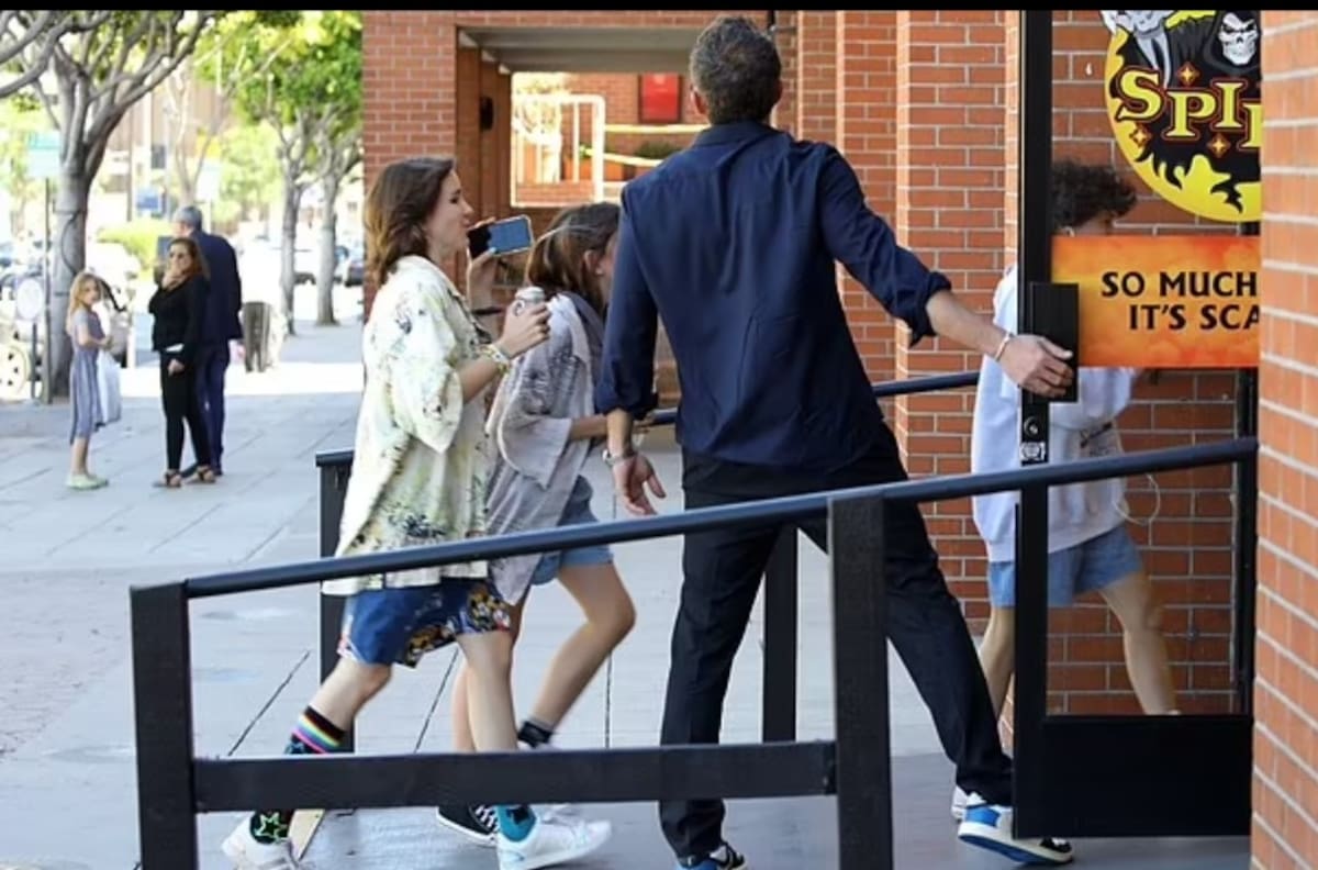 Ben Affleck asume rol de padre protector y compañero con Emme y Seraphine