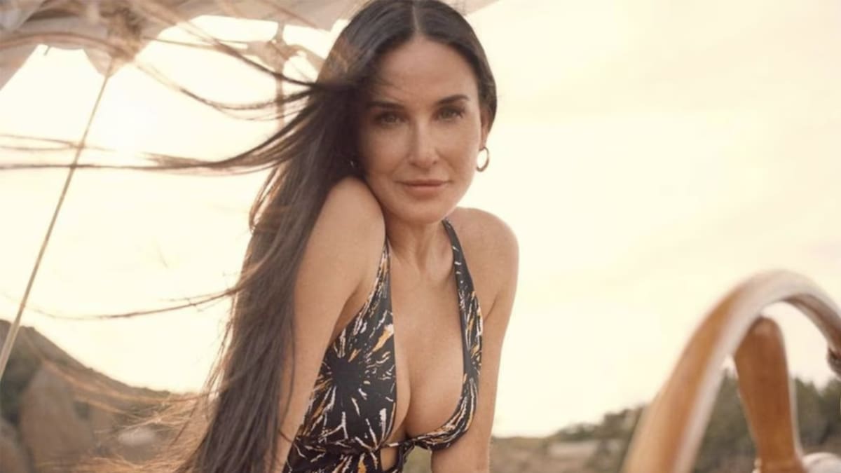 Demi Moore posa en bikini a los 60 años y muestra por primera vez a su nieta