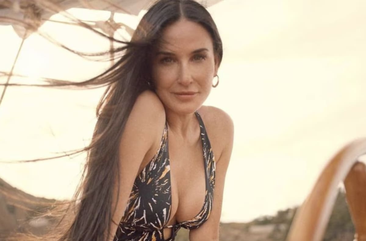 Demi Moore posa en bikini a los 60 años y muestra por primera vez a su nieta