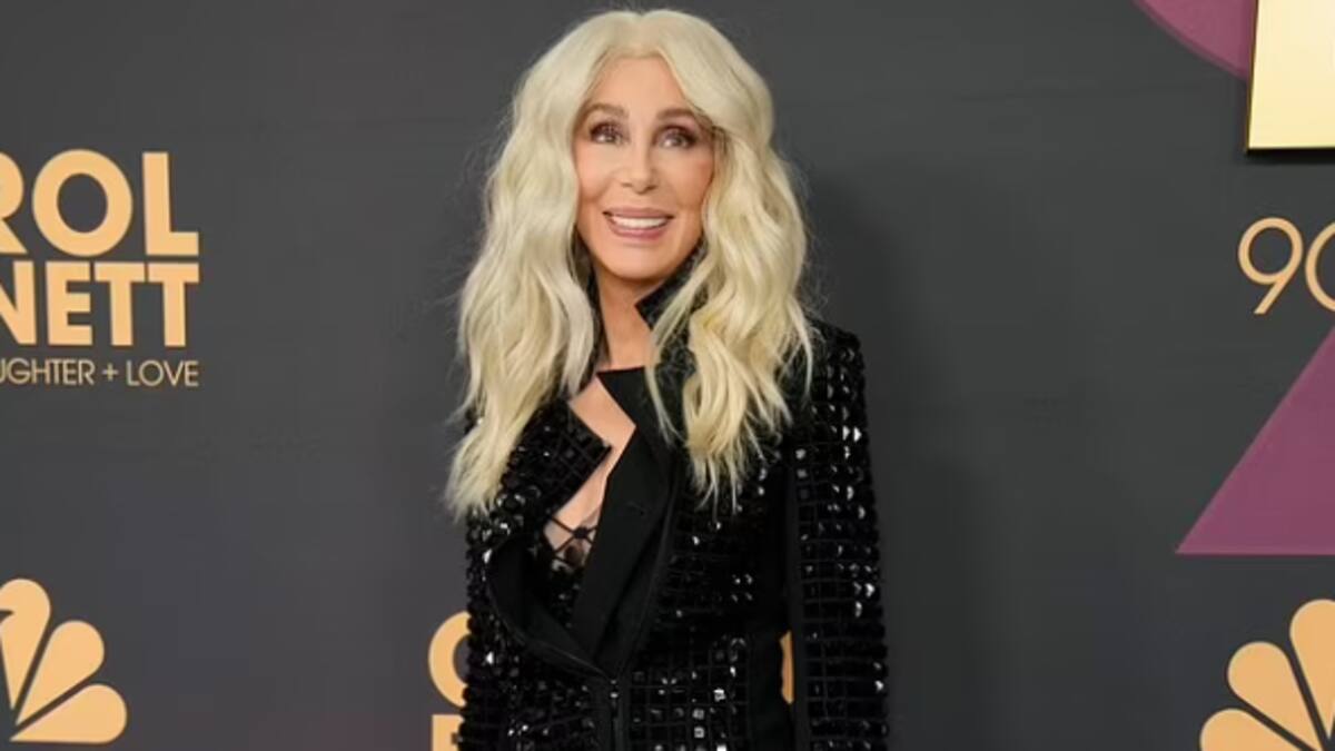 Cher habla sobre su novio 40 años más joven en el cumpleaños de Carol Burnette