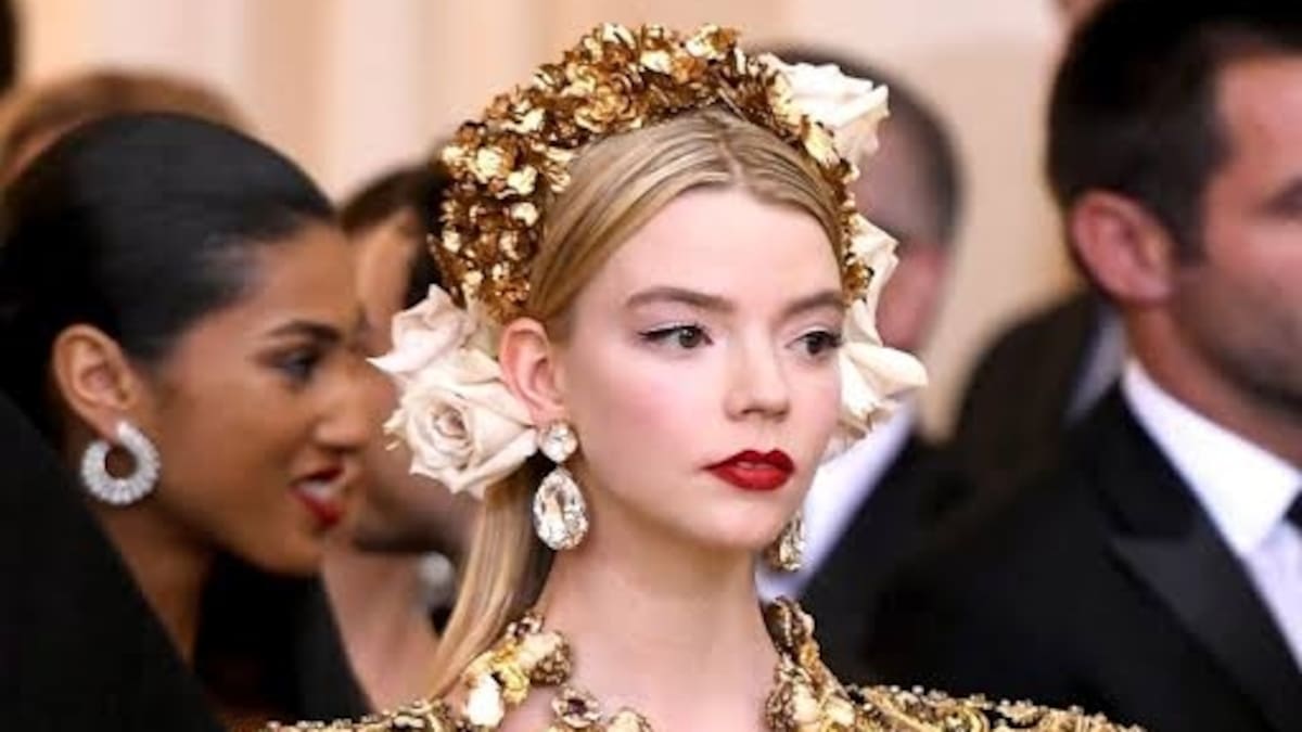 Anya Taylor Joy fue salvada por "la mano de Dios" cuando creyó que caería por unas escaleras