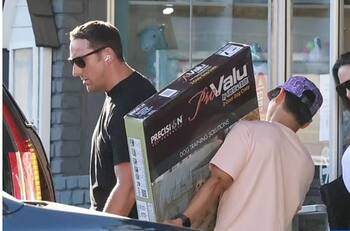 Angelina Jolie regresa a Los Ángeles tras el rodaje de su película y hace tierna compra con su hijo