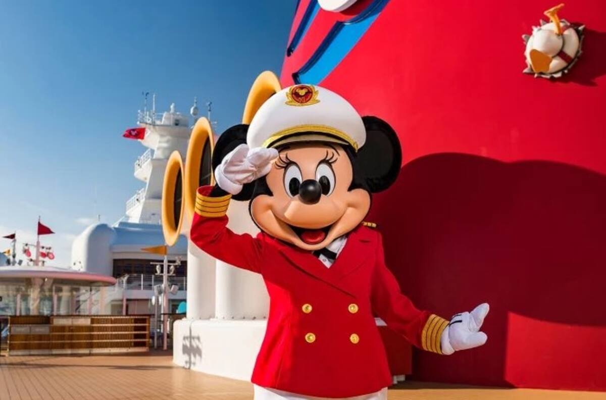 Después de 94 años, Minnie Mouse deja su mítico vestido rojo por este traje