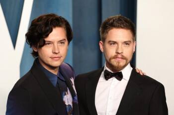 Cruda y tormentosa, gemelos Sprouse revelan pasajes de su sufrida niñez con una madre adicta