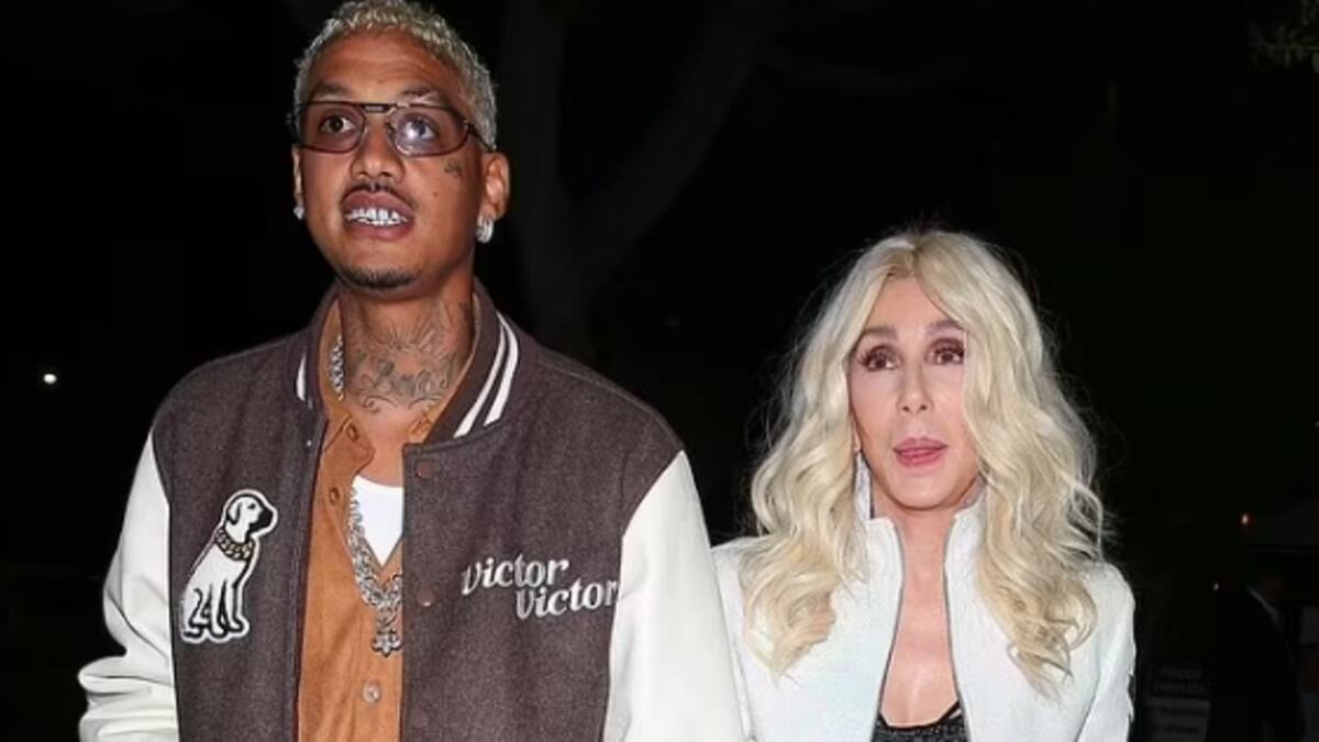 Cher aparece previo a los Grammys de la mano con su prometido 40 años menor