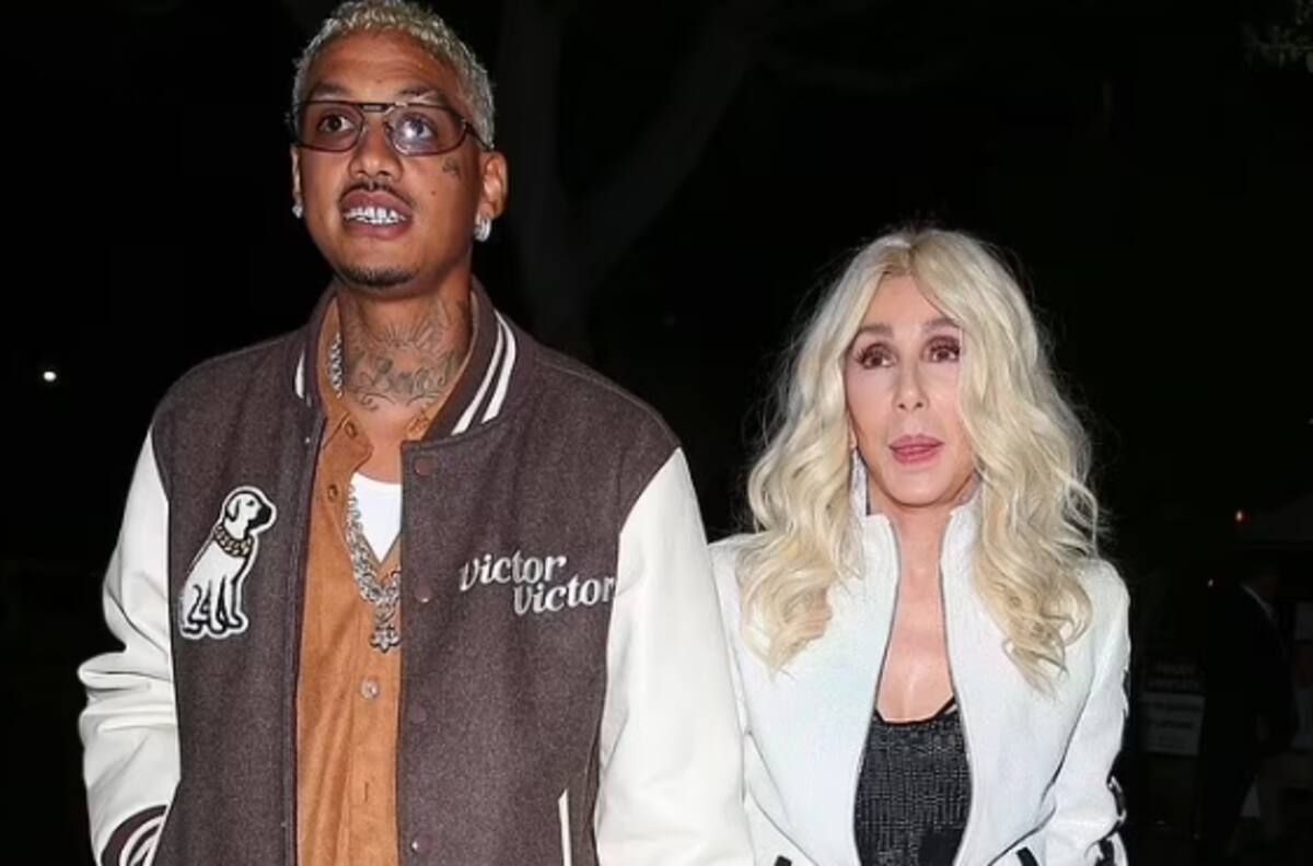 Cher aparece previo a los Grammys de la mano con su prometido 40 años menor