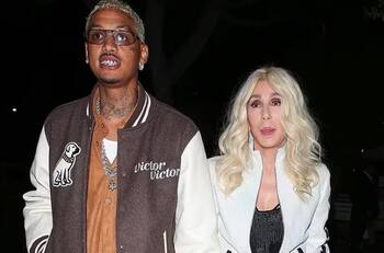 Cher aparece previo a los Grammys de la mano con su prometido 40 años menor