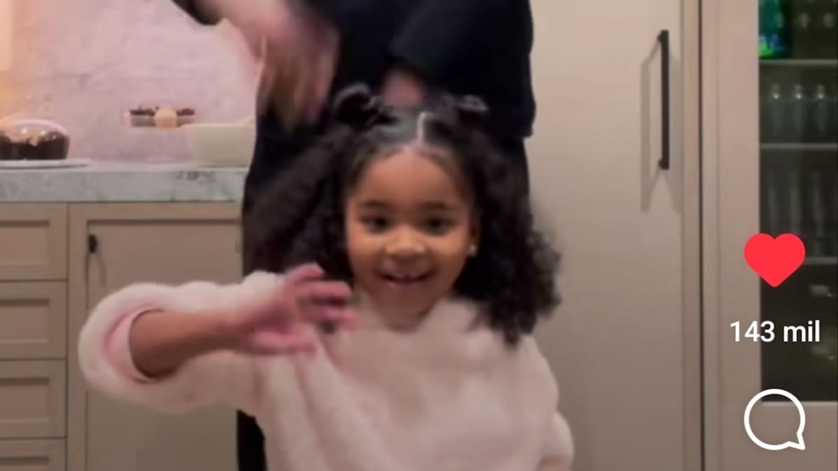 True Thompson cautiva las redes con singular baile junto a su padre Tristan