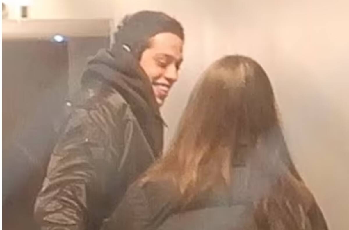 Pete Davidson se deja ver en romántico momento con Emily Ratajkowski