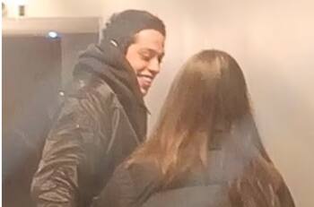 Pete Davidson se deja ver en romántico momento con Emily Ratajkowski