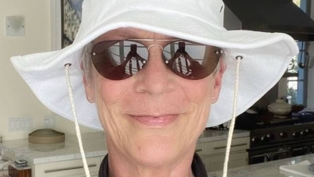 Ganadora del Óscar Jamie Lee Curtis orgullosa de que Karol G denuncie a revista que la manipuló