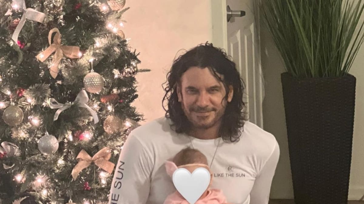 Mario Cimarro abandona su papel de duro y se entrega a la paternidad