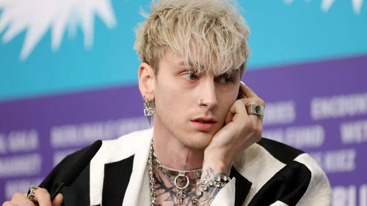 Machine Gun Kelly se aleja de Megan Fox al aparecer saliendo con otra mujer