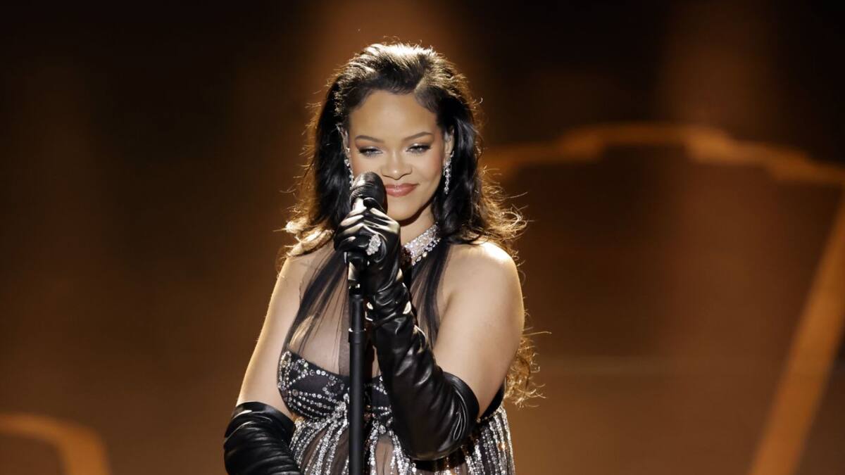 Rihanna se cuelga en su vientre una cadena de casi dos millones de dólares para lucirla en fiesta